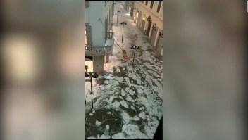 Lluvias y granizo dejan un "río de hielo" en Italia