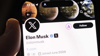 Elon Musk reemplazó al icónico logotipo del pájaro de Twitter con una "X"