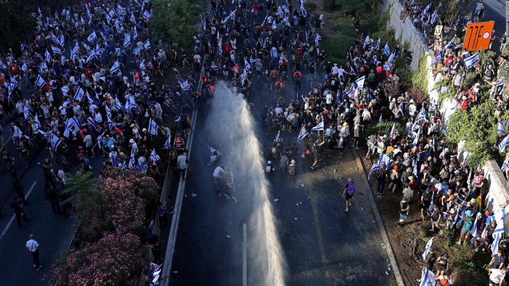 Dispersan protesta en Israel con cañones de agua
