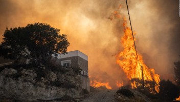 Turistas evacúan islas griegas debido a los incendios