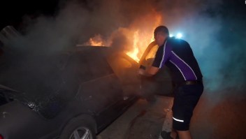 Un conductor de FedEx salvó de las llamas a un hombre
