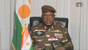 Golpistas de Níger ordenan suspender la Constitución