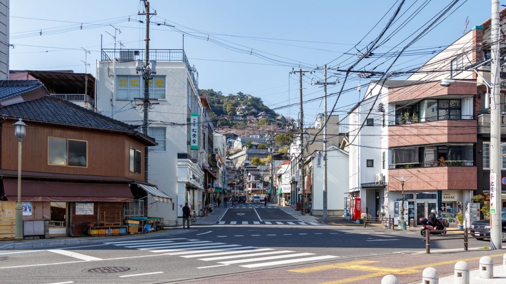 Vista de una calle de Onomichi, Japón, en marzo de 2018. (Crédito: Yuko Yamada/Moment RF/Getty Images).