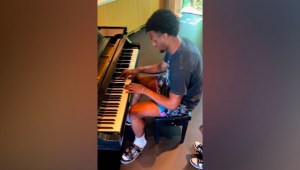 LeBron James comparte video de su hijo Bronny tocando el piano después de un paro cardíaco
