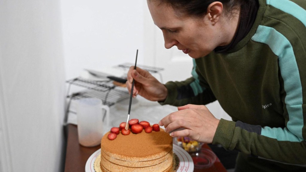 Exdiplomática rusa se convierte en famosa pastelera en Uruguay