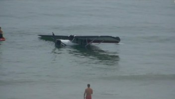 Este es el momento en el que una avioneta se estrella frente a bañistas en Hampton Beach