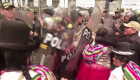 Mujeres indígenas se enfrentan con la policía en medio de protestas en Perú