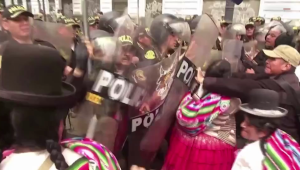 Mujeres indígenas se enfrentan con la policía en medio de protestas en Perú