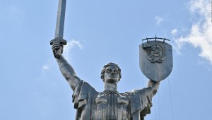 Ucrania quita la hoz y el martillo del monumento a la Madre Patria
