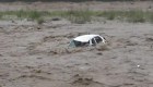 Rescatan a un hombre atrapado en un auto por una inundación en China