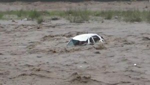 Rescatan a un hombre atrapado en un auto por una inundación en China