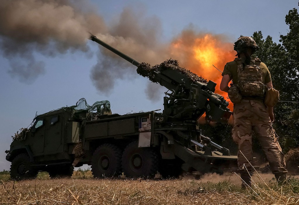 Un militar ucraniano dispara un obús autopropulsado hacia las tropas rusas desde una posición cerca de la ciudad de Bakhmut, Ucrania, este miércoles 5 de julio. (Foto: Sofiia Gatilova/Reuters)