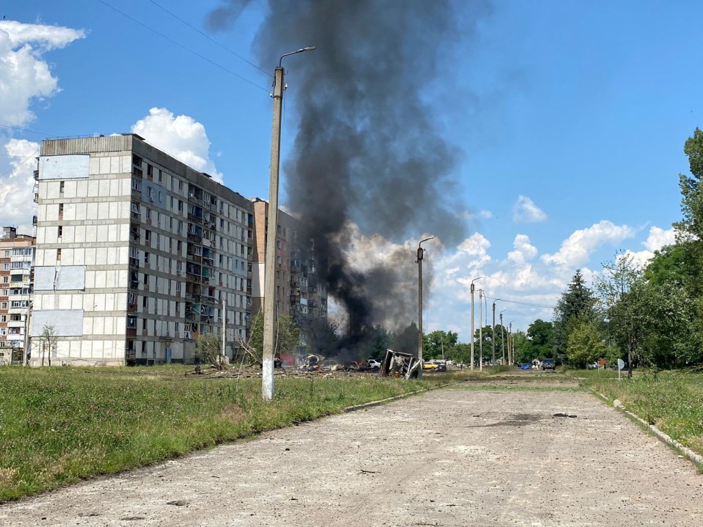 Autos ardiendo en el lugar de un ataque militar ruso en la ciudad de Pervomaiskyi, en la región de Járkiv, Ucrania, el 4 de julio. (Foto: Policía Nacional de Ucrania/Reuters)