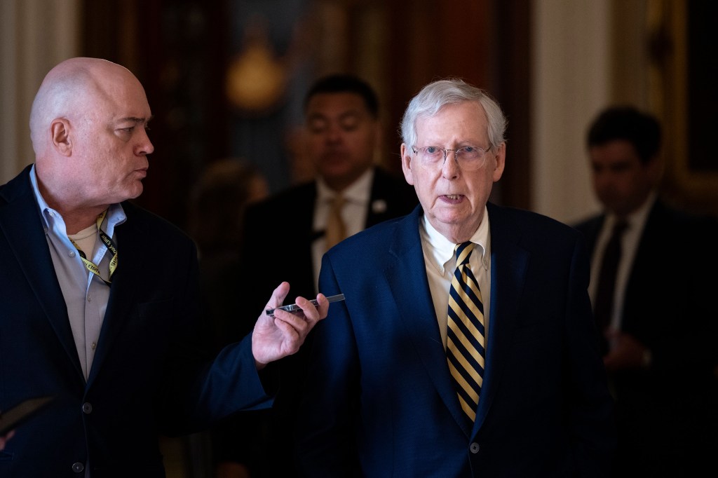 El senador Mitch McConnell habla con un periodista en el Capitolio de EE.UU. el lunes. (Foto: Drew Angerer/Getty Images)
