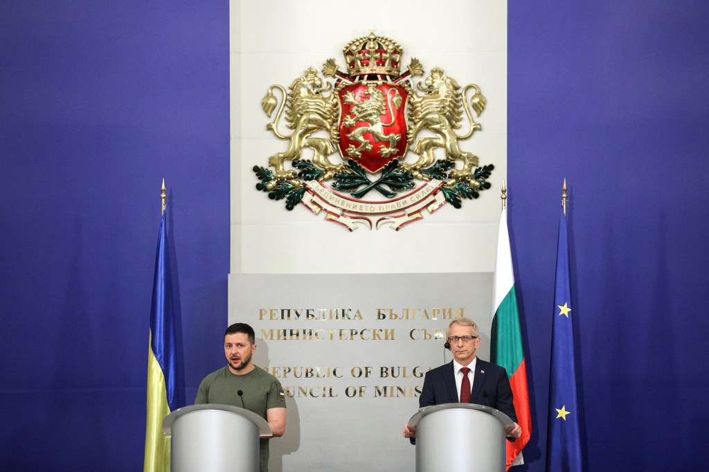 El presidente de Ucrania, Volodymyr Zelensky (izquierda), y el primer ministro de Bulgaria, Nikolai Denkov, celebran una rueda de prensa en el edificio del gobierno búlgaro en Sofía, Bulgaria, el 6 de julio. (Foto: Spasiyana Sergieva/Reuters)