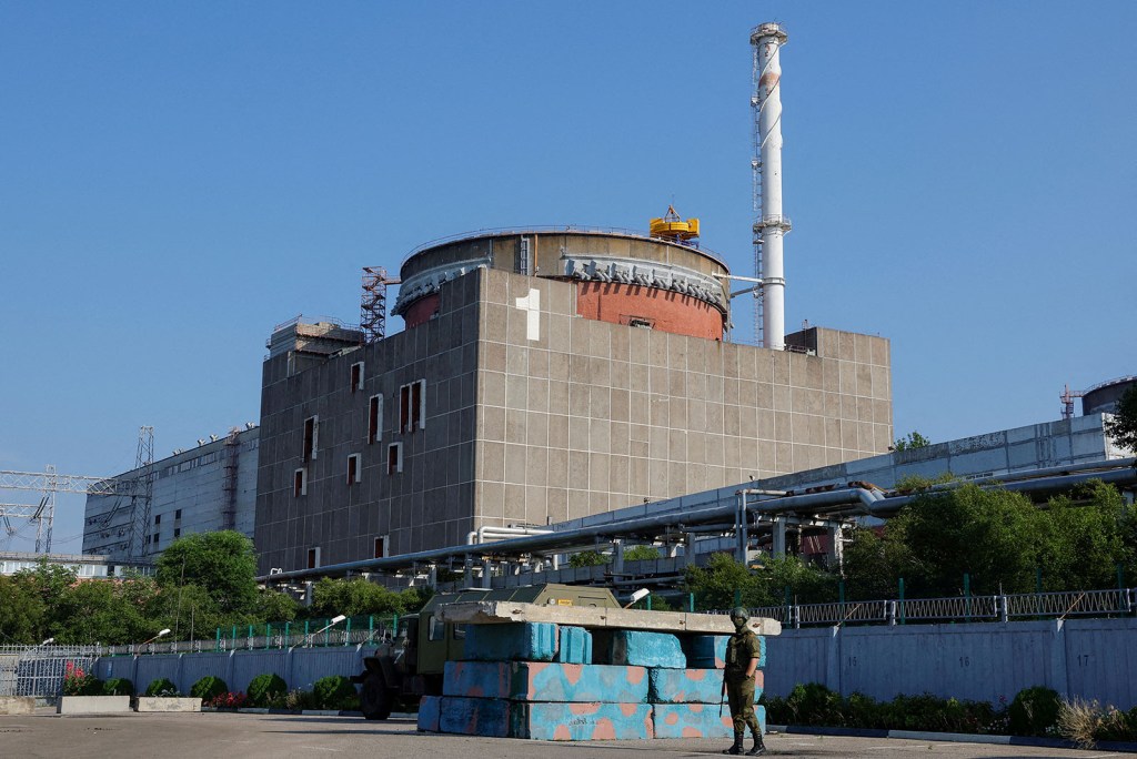 Un militar ruso monta guardia en un puesto de control cerca de la central nuclear de Zaporiyia el 15 de junio. (Foto: Alexander Ermochenko/Reuters)