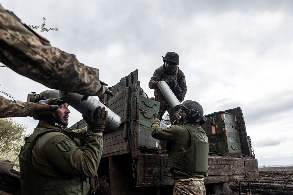 Soldados ucranianos descargan munición de un camión cerca de Bakhmut, Ucrania, en abril. (Foto: Diego Herrera Carcedo/Anadolu Agency/Getty Images)