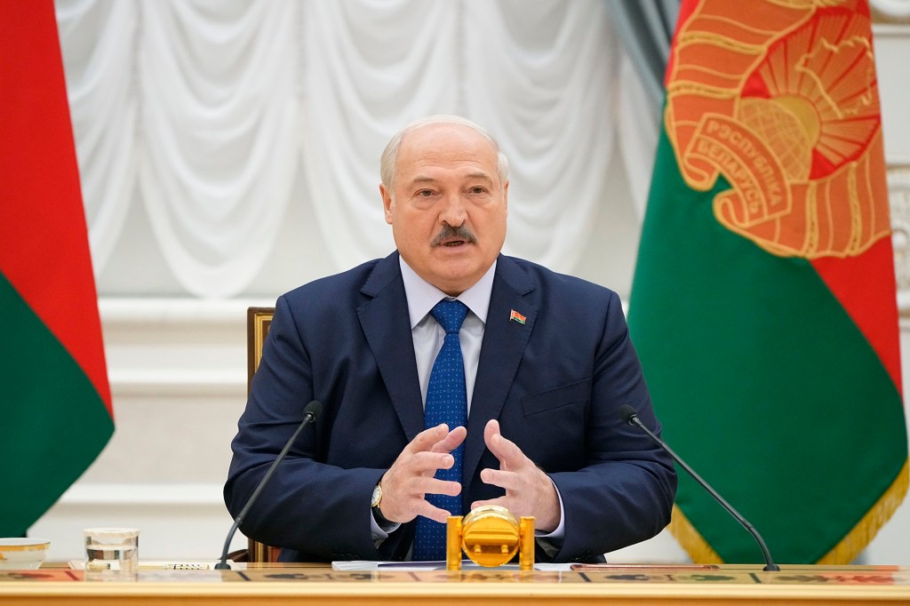 El presidente de Belarús, Alexander Lukashenko, habla durante su encuentro con corresponsales extranjeros en Minsk, Belarús, el 6 de julio. (Foto: Alexander Zemlianichenko/AP)