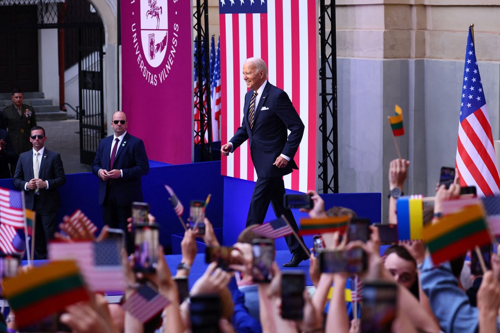 El presidente de EE.UU., Joe Biden, aparece en el escenario para pronunciar un discurso en la Universidad de Vilna durante una cumbre de líderes de la OTAN en Vilna, Lituania, este miércoles. (Foto: Yves Herman/Reuters)