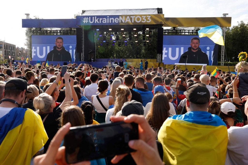 El presidente de Ucrania, Volodymyr Zelensky, se dirige a la multitud en la plaza Lukiskiu de Vilna, Lituania, este martes. (Foto: Odd Anderson/AFP vía Getty Images)