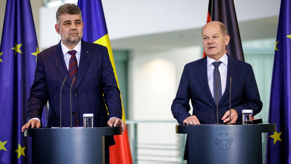El primer ministro de Rumania, Ion Marcel Ciolacu, y el canciller de Alemania, Olaf Scholz, durante una rueda de prensa el 4 de julio en Berlín, Alemania. (Foto: Janine Schmitz/Photothek/Getty Images)