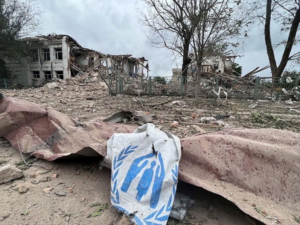En esta imagen distribuida por la Administración Militar Regional de Zaporiyia, los escombros de edificios destruidos aparecen esparcidos por el suelo tras un ataque aéreo ruso en Orikhiv el 10 de julio. (Foto: Administración Militar Regional de Zaporiyia/Handout/Reuters)
