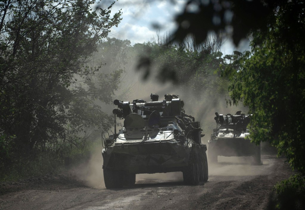 Militares ucranianos se dirigen en vehículos blindados de transporte de tropas hacia Bakhmut este sábado. (Foto: Genya Savilov/AFP/Getty Images)