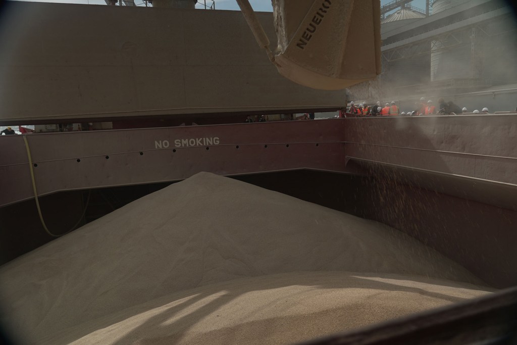 Carga de cereales en un barco en el puerto de Chornomorsk, en la región ucraniana de Odesa, en marzo. (Foto: Sergii Mukaieliants/AFP/Getty Images)