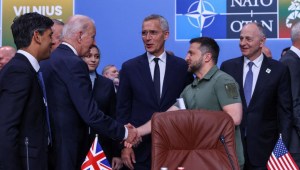 Los líderes de la OTAN reciben al presidente de Ucrania.