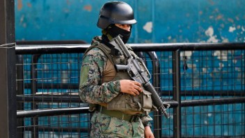 Un militar vigila el exterior de la prisión Guayas 1 un día después de que una pelea entre bandas rivales dejara seis reclusos muertos en Guayaquil, Ecuador, el 24 de julio de 2023. (Foto: MARCOS PIN/AFP vía Getty Images)