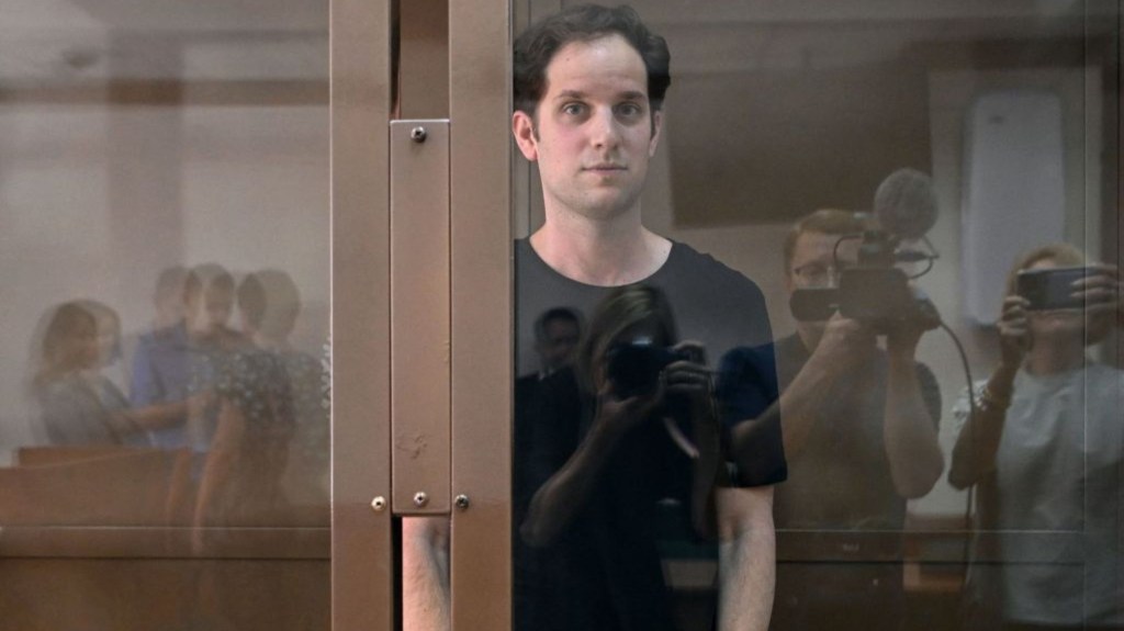 El periodista estadounidense Evan Gershkovich, detenido por cargos de espionaje, en una cabina de acusados antes de una audiencia para considerar una apelación sobre la prórroga de su detención en el Tribunal Municipal de Moscú el 22 de junio de 2023. (Foto: NATALIA KOLESNIKOVA/AFP vía Getty Images)