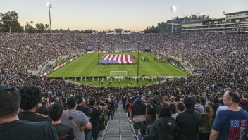 82.110 aficionados acudieron al Rose Bowl para ver al LA Galaxy enfrentarse al LAFC. (Foto: Shaun Clark/Getty Images)
