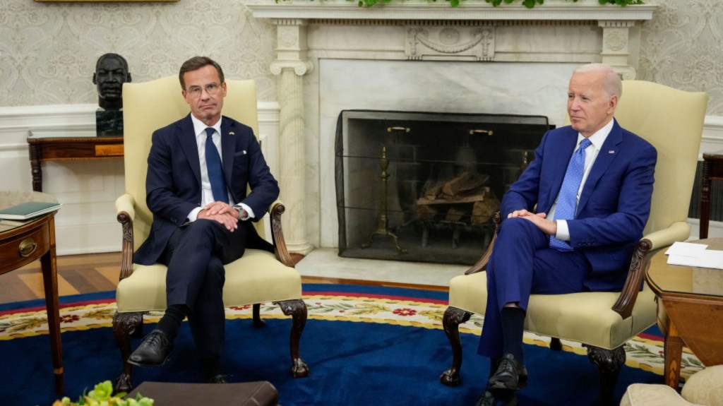 El presidente de Estados Unidos, Joe Biden (a la derecha), se reúne con el primer ministro de Suecia, Ulf Kristersson, en el Despacho Oval de la Casa Blanca el 5 de julio de 2023 en la ciudad de Washington. (Foto: Drew Angerer/Getty Images)