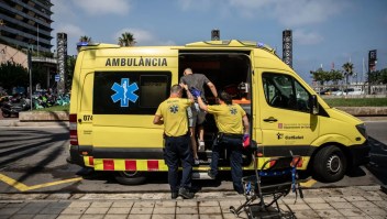 Paramédicos ayudan a un paciente a entrar en una ambulancia durante una ola de calor en Barcelona, España, el lunes 18 de julio de 2022. (Foto: Ángel García/Bloomberg/Getty Images)