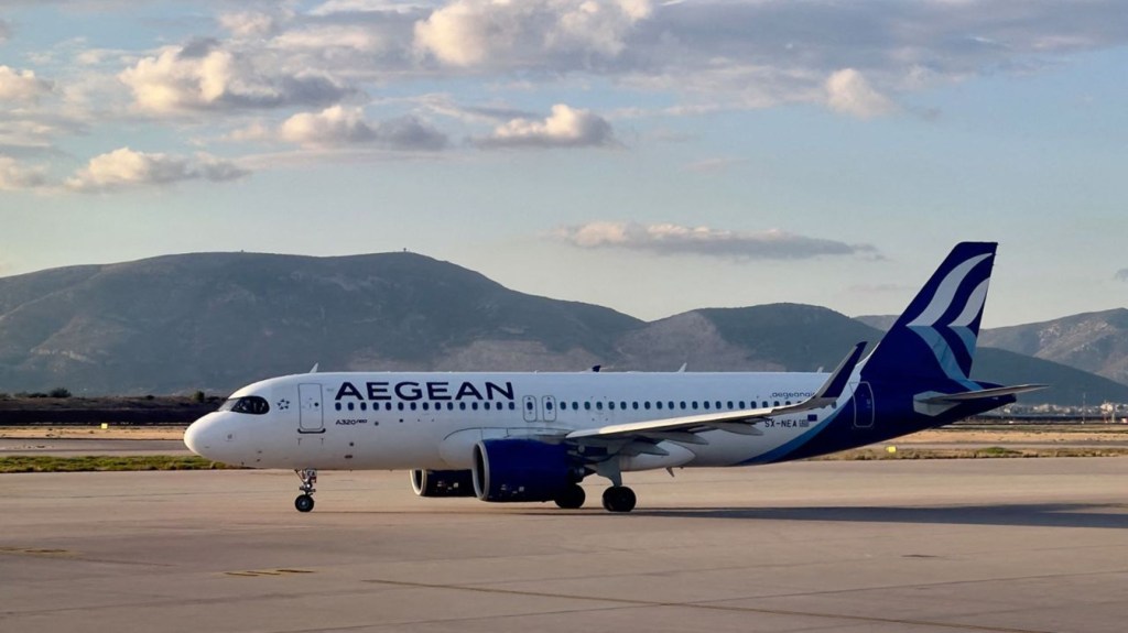 Un Airbus A320 de Aegean Airlines en la pista del Aeropuerto Internacional de Atenas en octubre de 2022. (Foto: Daniel Slim/AFP/Getty Images)