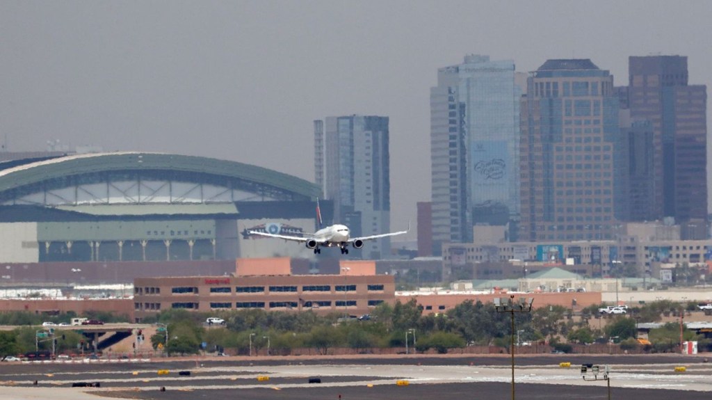 El aeropuerto internacional Sky Harbor de Phoenix en junio de 2017. (Foto: Matt York/AP)