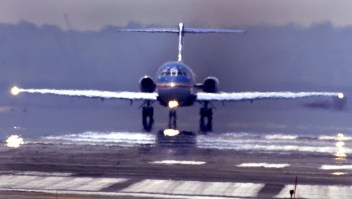 Las altas temperaturas y las olas de calor distorsionan la imagen de un avión de pasajeros cuando se dispone a despegar en el Aeropuerto Nacional Ronald Reagan de la ciudad de Washington, en agosto de 2002. (Crédito: PAUL J. RICHARDS/AFP vía Getty Images)