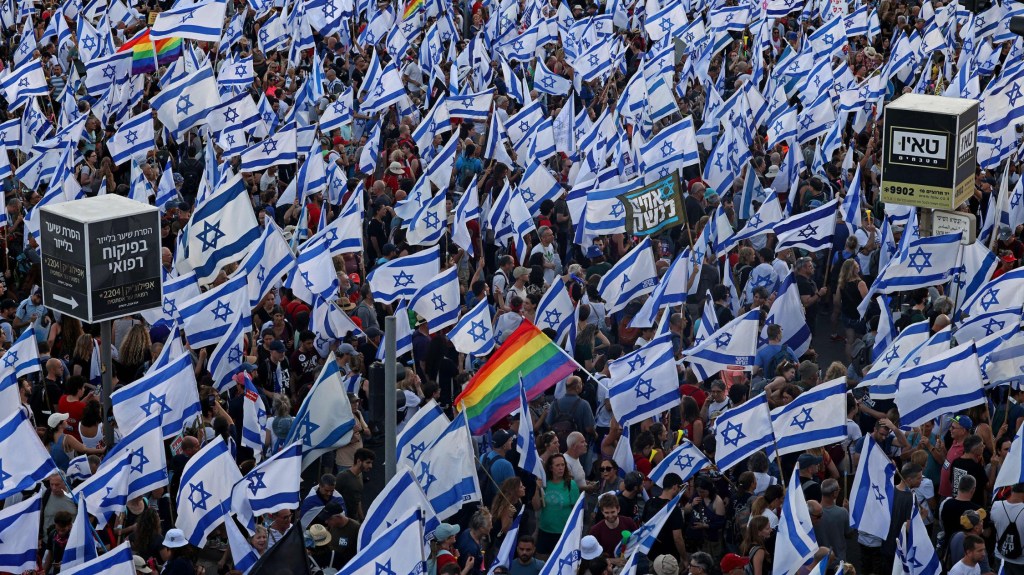Manifestantes se reúnen con banderas nacionales y de arcoiris frente al parlamento israelí y el Tribunal Supremo en Jerusalén, Israel, el 23 de julio. (Foto: Hazem Bader/AFP/Getty Images)