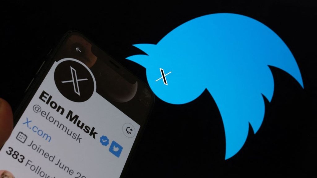 Esta foto de ilustración tomada el 24 de julio de 2023 muestra el logotipo del pájaro de Twitter al revés, y en el fondo se ve el perfil de Elon Musk anunciando una "X" como nuevo logo. (Crédito: CHRIS DELMAS/AFP vía Getty Images)