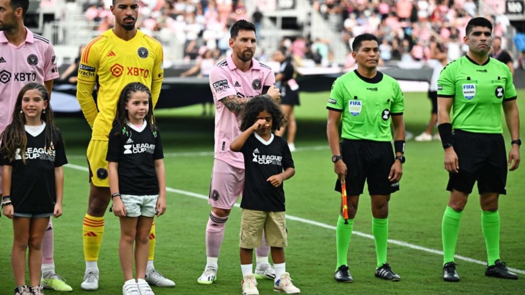 El hijo de DJ Khaled, Asahd Tuck Khaled, llorando frente a Messi. (Foto: CHANDAN KHANNA/AFP vía Getty Images)