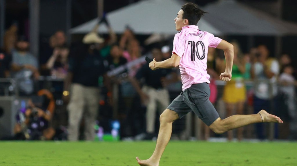 Un fan corre en la cancha para tratar de llegar a Messi cuando salía de cambio. (Foto: Megan Briggs/Getty Images)