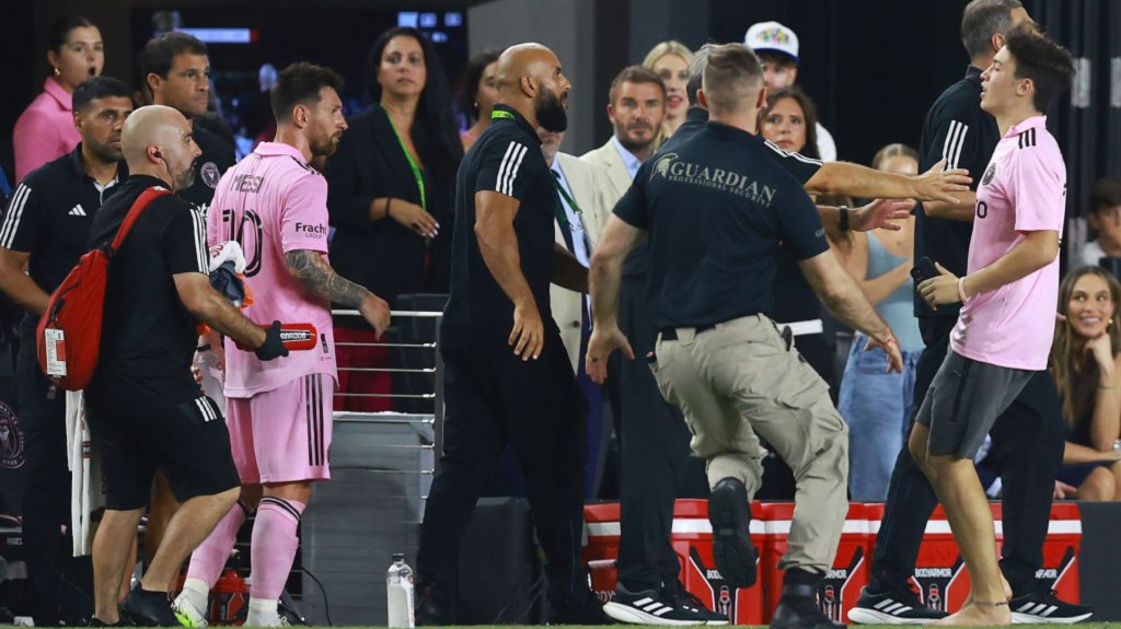 El aficionado es detenido por la seguridad del estadio cuando se encontraba a unos centímetros de Messi. (Foto: Megan Briggs/Getty Images)