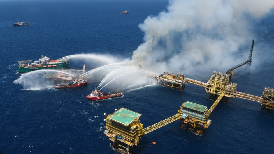 Al menos dos personas han muerto tras incendio en plataforma petrolera en Golfo de México, informa Pemex