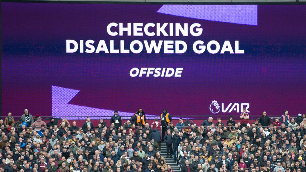 Una pantalla muestra que el VAR chequea un offside durante el partido de la Premier League entre West Ham United y el Chelsea FC el 11 de febrero de 2023 en Londres, Inglaterra. (Crédito: Visionhaus/Getty Images)