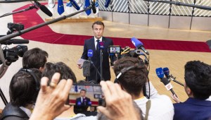El presidente de Francia, Emmanuel Macron, habla ante la prensa en el marco de la cumbre UE-CELAC en Bruselas, Bélgica, el 18 de julio de 2023. (Crédito: Nicolas Landemard/Anadolu Agency via Getty Images)