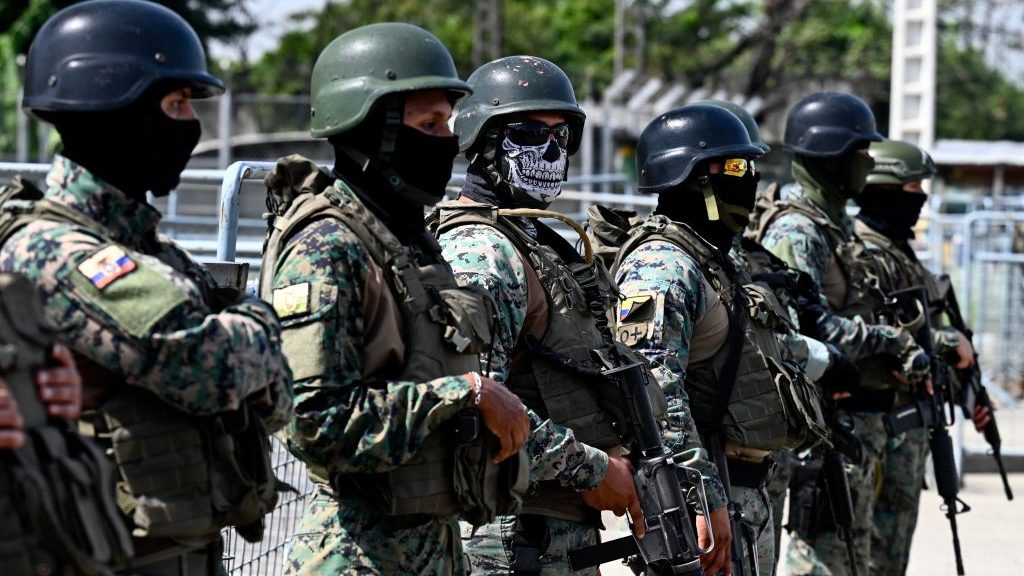 Fuerzas militares hacen guardia en la prisión Guayas 1 el 25 de julio de 2023. (Crédito: MARCOS PIN/AFP via Getty Images)