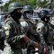 Fuerzas militares hacen guardia en la prisión Guayas 1 el 25 de julio de 2023. (Crédito: MARCOS PIN/AFP via Getty Images)