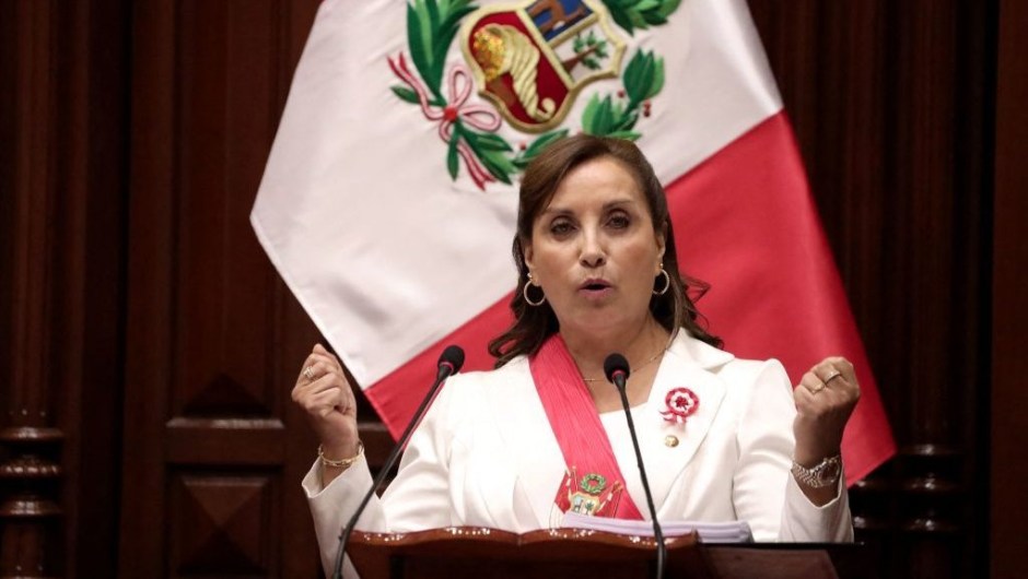 La presidenta de Perú Dina Boluarte da un mensaje por el día de la Independencia en el Congreso Nacional, en Lima, Perú, el 27 de julio de 2023. (Crédito: ALDAIR MEJIA/POOL/AFP via Getty Images)