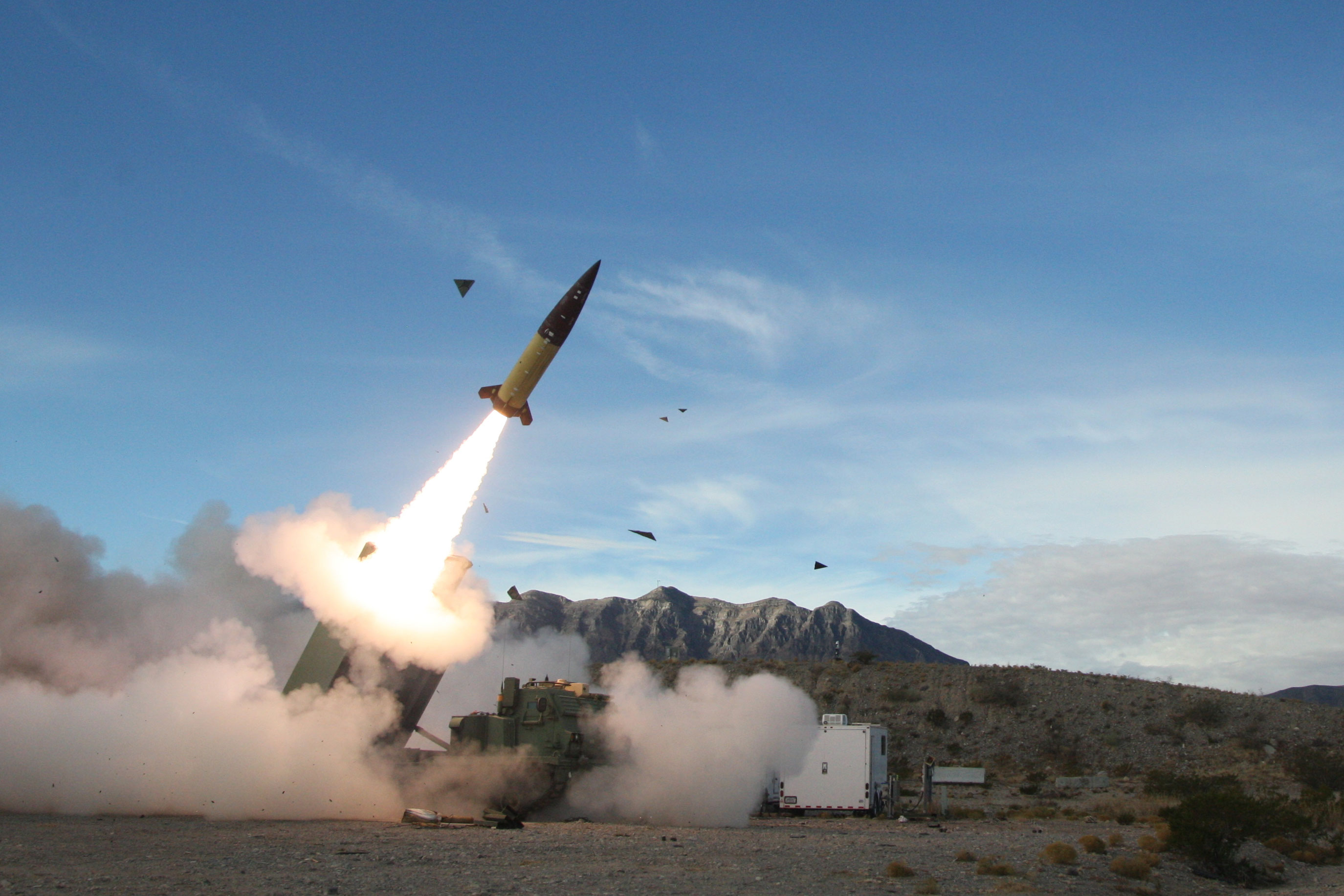 Una versión de un sistema de misiles tácticos del ejército en una prueba el 14 de diciembre de 2021 en White Sands Missile Range en Nuevo México. (John Hamilton/Asuntos Públicos del Campo de Misiles White Sands)