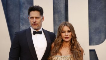 La actriz colombo-estadounidense Sofía Vergara y su marido, el actor estadounidense Joe Manganiello, en la fiesta de los Oscars, California, el 12 de marzo de 2023. (Foto de MICHAEL TRAN/AFP vía Getty Images)